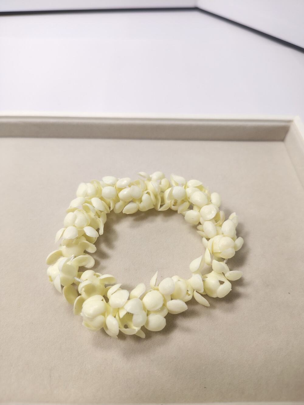 VTG Hawaiian Pikake Flower Bracelet Ankle Lei Cream MCM 50's Delicate Elastic